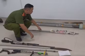 Lực lượng Công an thu giữ nhiều hung khí của các đối tượng gây án. (Ảnh: CTV)