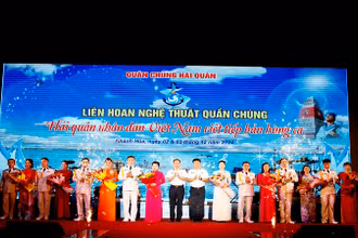 Ban Tổ chức tặng hoa chúc mừng các đội nghệ thuật tham gia liên hoan. (Ảnh: CTV HQ)
