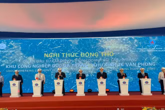 Thực hiện nghi thức động thổ dự án Đầu tư xây dựng và kinh doanh kết cấu hạ tầng Khu công nghiệp Dốc Đá Trắng. (Ảnh: KỲ NAM) 