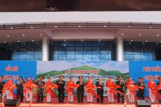 Nghi thức cắt băng khánh thành Trung tâm Công nghệ thông tin và Ngoại ngữ, thuộc Trường Đại học Thông tin liên lạc. (Ảnh: PHONG NGUYÊN)