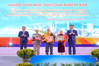 Lãnh đạo tỉnh Khánh Hòa trao Huy hiệu 65 năm, 60 năm, 55 năm tuổi Đảng tặng các đảng viên. (Ảnh: CTV)