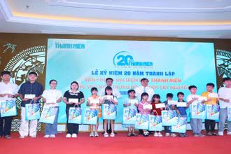 Trao tặng học bổng đến con em các đại lý, bưu điện phát hành báo Thanh Niên có hoàn cảnh khó khăn. (Ảnh: Thanh Niên) 