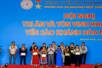 Lãnh đạo Công ty Yến sào Khánh Hòa trao thưởng các đại lý, nhà phân phối tiêu biểu. (Ảnh: VÕ TOÀN)