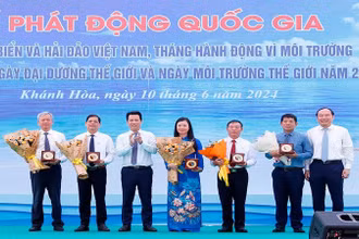 Lãnh đạo Bộ Tài nguyên và Môi trường trao biểu trưng của ngành tài nguyên và môi trường tặng đại diện các đơn vị có đóng góp tích cực trong công tác bảo vệ môi trường. 