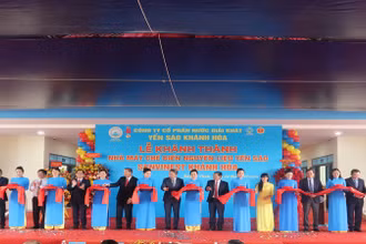 Nghi thức cắt băng khánh thành Nhà máy Chế biến Nguyên liệu Yến sào Sanvinest Khánh Hòa. (Ảnh: PHONG NGUYÊN)