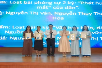 Ban Tổ chức trao giải thưởng cho các tác giả, nhóm tác giả. (Ảnh: PHONG NGUYÊN) 