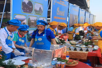 Các đội dự thi thực hiện chế biến món ăn. (Ảnh: PHONG NGUYÊN)