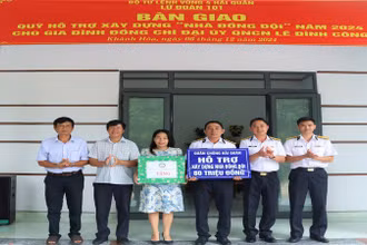 Đại diện Lữ đoàn 101, Vùng 4 Hải quân bàn giao nhà đồng đội tặng gia đình đồng chí Lê Đình Công. (Ảnh: CTV HQ)