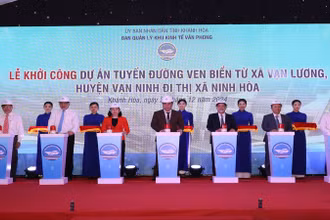 Đại biểu bấm nút khởi công Dự án Tuyến đường ven biển từ xã Vạn Lương (huyện Vạn Ninh) đi thị xã Ninh Hòa. (Ảnh: CTV)