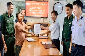 Vùng 4 Hải quân bàn giao tàu cá gặp nạn trên biển cho gia đình và địa phương 