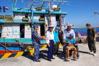 Cán bộ, chiến sĩ đảo Trường Sa đưa ngư dân Võ Văn Hiệp về sơ cứu tại Trung tâm Y tế Trường Sa. (Ảnh: CTV) 