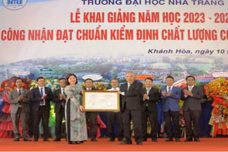 Trường đại học Nha Trang nhận chứng nhận đạt chuẩn kiểm định chất lượng cơ sở giáo dục năm 2023. (Ảnh NGỌC BÍCH)