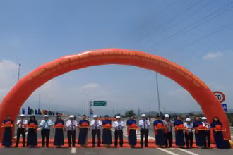 Đại biểu thực hiện nghi thức cắt băng khánh thành Dự án thành phần đoạn Vân Phong-Nha Trang, thuộc Dự án xây dựng công trình đường bộ cao tốc bắc-nam phía Đông giai đoạn 2021-2025. (Ảnh: PHONG NGUYÊN) 