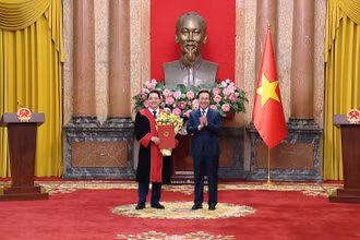 Chủ tịch nước Võ Văn Thưởng chúc mừng đồng chí Nguyễn Hồng Nam. (Ảnh: Hồng Quân)