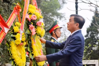 Đồng chí Trần Cẩm Tú dâng hoa tại Khu lưu niệm Tổng Bí thư Trần Phú.
