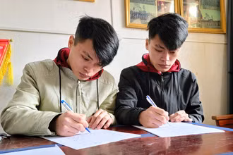 Khi được tuyên truyền về thực hiện nghĩa vụ quân sự, hai anh em song sinh Phạm Công Anh và Phạm Công Nhật đã tình nguyện viết đơn nhập ngũ.