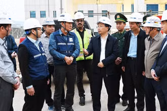 Các đồng chí lãnh đạo tỉnh Hà Tĩnh kiểm tra tiến độ thi công dự án xây dựng Nhà máy Nhiệt điện Vũng Áng 2. (Ảnh: Dương Chiến)