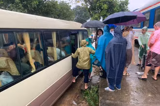 Tính đến trưa 30/10, toàn bộ hành khách trên 2 tàu SE1 và SE20 đã được trung chuyển và tiếp tục hành trình.