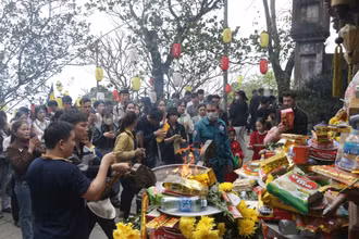 Đông đảo du khách trong và ngoài tỉnh Hà Tĩnh hành hương lên chùa Hương Tích tham quan cảnh đẹp, bái Phật, cầu tài, lộc...