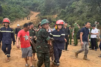 Các lực lượng chức năng vận chuyển, ứng cứu các nạn nhân.
