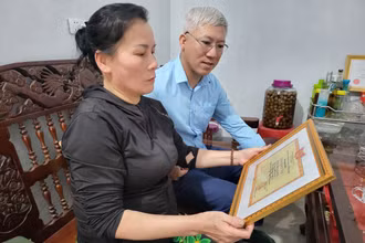 Chị Đào Thị Nguyệt, phường Hưng Trí (thị xã Kỳ Anh) tự hào về kết quả phấn đấu, rèn luyện của con trai trong quân ngũ.