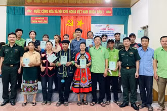 Các đoàn thể, đơn vị ở Hương Khê chia sẻ niềm vui tham gia bảo hiểm xã hội với người dân thôn biên giới Phú Lâm (Phú Gia).