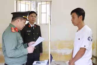 Cơ quan an ninh điều tra tống đạt quyết định khởi tố, bắt giam Phan Đình Sang.