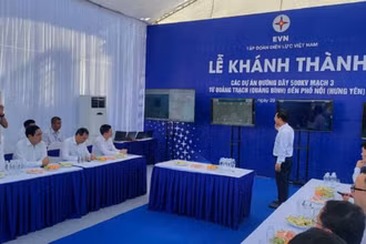 Đại diện lãnh đạo EVN giới thiệu tổng thể dự án đường dây 500KV mạch 3 từ Quảng Trạch đến Phố Nối với Phó Thủ tướng và các đại biểu dự lễ khánh thành tại điểm cầu Hà Tĩnh.