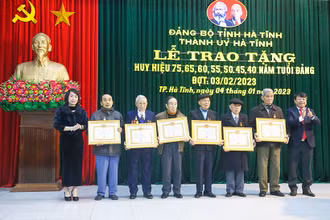 Đại diện lãnh đạo Ban Tổ chức Tỉnh ủy Hà Tĩnh và Thành ủy Hà Tĩnh trao tặng Huy hiệu cho các đảng viên lão thành.