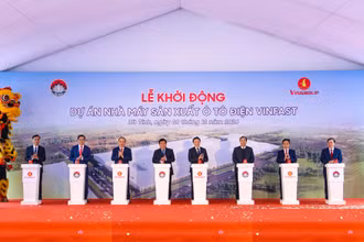 Phó Thủ tướng Chính phủ Trần Hồng Hà cùng đại diện lãnh đạo các bộ, ngành Trung ương, tỉnh Hà Tĩnh và Tập đoàn Vingroup thực hiện nghi lễ khởi động dự án.