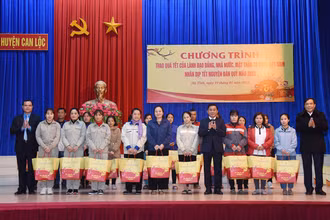 Đồng chí Trần Cẩm Tú trao quà, chúc Tết công nhân, người lao động tại Hà Tĩnh.