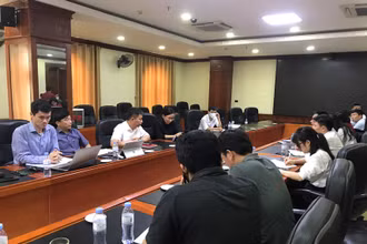 Đại diện Trường đại học Vinh trao đổi với các cơ quan báo chí về sự việc học sinh tự tử tại nhà.