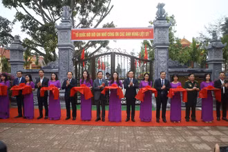 Các đồng chí lãnh đạo Đảng, Nhà nước và thành phố Hải Phòng, tỉnh Hà Tĩnh cắt băng khánh thành khu tưởng niệm các chiến sĩ hy sinh tại Cầu Nhe.