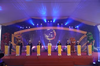 Đồng chí Nguyễn Sinh Hùng cùng đại diện lãnh đạo tỉnh Nghệ An, Tập đoàn T&T Group bấm nút khởi công dự án.