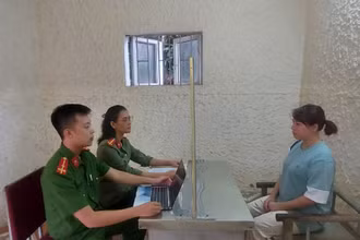 Cơ quan điều tra lấy lời khai đối tượng Nguyễn Thị Thắm.