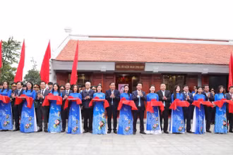 Các đồng chí đại diện lãnh đạo các cơ quan trung ương, địa phương thực hiện nghi lễ cắt băng khánh thành nhà tưởng niệm Anh hùng Phan Đình Giót.