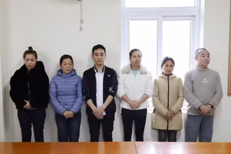 Các đối tượng trong đường dây bị bắt giữ. (Ảnh: Hùng Cường)