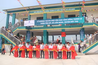 Đại diện lãnh đạo tỉnh Hà Tĩnh, BIDV và chính quyền địa phương cắt băng khánh thành nhà cộng đồng tránh lũ tại xã Liên Minh (Đức Thọ).