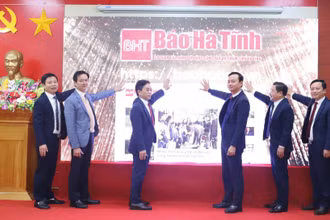 Các đồng chí lãnh đạo tỉnh Hà Tĩnh thực hiện nghi lễ ra mắt giao diện mới Báo Hà Tĩnh Điện tử.