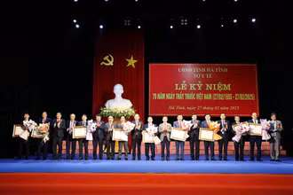 Các đồng chí lãnh đạo tỉnh Hà Tĩnh trao tặng danh hiệu Thầy thuốc Ưu tú cho 9 bác sĩ đang công tác trên địa bàn.
