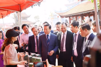 Phó Thủ tướng Chính phủ Trần Hồng Hà cùng các vị đại biểu tham quan các gian hàng trưng bày sản phẩm OCOP của địa phương.