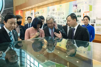 Tổng Thư ký Liên hợp quốc Antonio Guterres thăm Phòng truyền thống của Tổng cục Khí tượng-Thủy văn. (Ảnh: VNMHA)