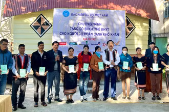 Đại diện lãnh đạo Bảo hiểm xã hội Việt Nam trao tặng sổ bảo hiểm xã hội, thẻ bảo hiểm y tế cho người có hoàn cảnh khó khăn ở xã Biển Hồ, thành phố Pleiku Gia Lai. (Ảnh: HÀ LY)