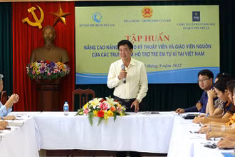 Đại diện Quỹ Bảo trợ trẻ em Việt Nam chia sẻ tại buổi tập huấn. (Ảnh: NFVC cung cấp)