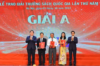 Đồng chí Nguyễn Trọng Nghĩa và đồng chí Vũ Đức Đam trao giải A cho tác giả và đơn vị phát hành. (Ảnh: THỦY NGUYÊN)