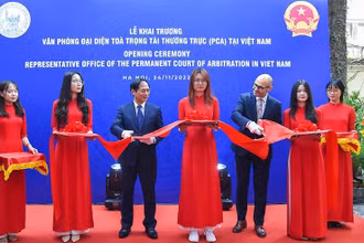 Cắt băng khánh thành Văn phòng đại diện của PCA và gắn biển tên "Ngôi nhà Hòa bình" tại 48A Trần Phú, Hà Nội (Ảnh: Báo Quốc tế).