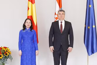 Tổng thống Croatia Zoran Milanovic đón Phó Chủ tịch nước Võ Thị Ánh Xuân. (Ảnh: TTXVN)