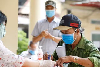 Chi trả tiền hỗ trợ Covid-19 cho người dân ở Hà Nội (Ảnh: Duy Linh).