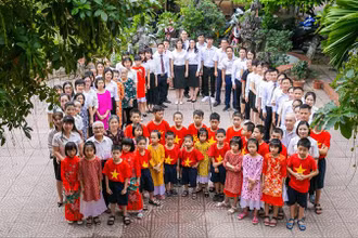 Cán bộ và người cao tuổi, trẻ em được nuôi dưỡng tại Trung tâm Bảo trợ xã hội 3 Hà Nội trong dịp kỷ niệm 30 năm thành lập (Ảnh: Đơn vị cung cấp).