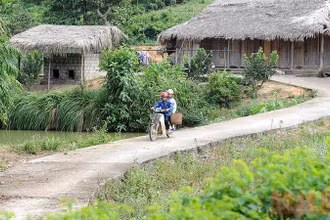 Bê-tông hóa đường liên thôn, liên xã ở Tuyên Quang. (Ảnh minh họa: TRẦN HẢI)